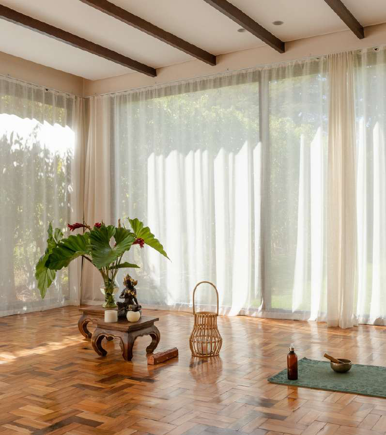 Sala de prática — luz, madeira e silêncio